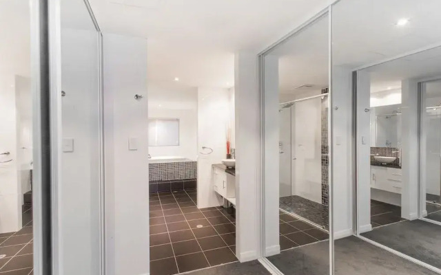 Spinnakers Apartments