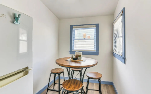 Golden-age Galveston Getaway - Walk to The Strand!