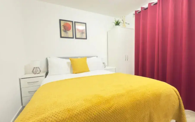 Free Parking/city Centre/long Stay/local Stores
