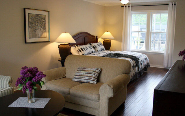 Abbott Lakehouse Bed and Breakfast