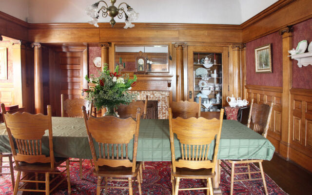 The Simmons-Bond Inn