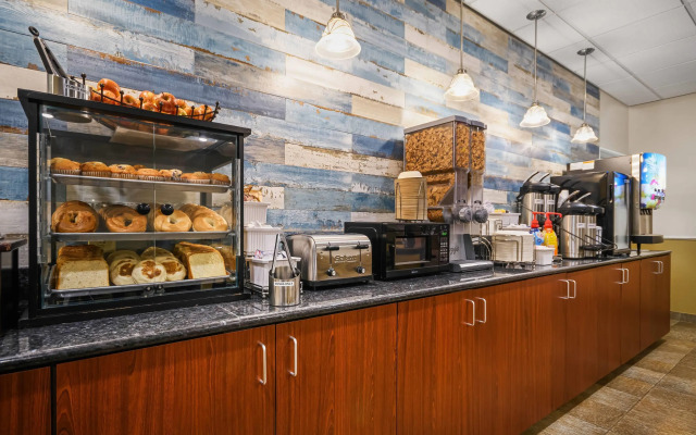 La Quinta Inn & Suites by Wyndham Stonington-Mystic Area