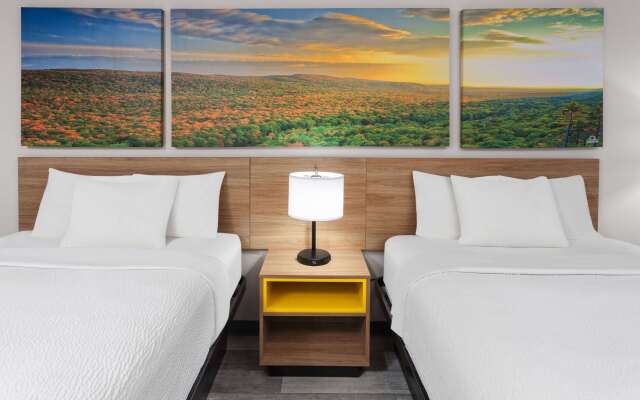 Days Inn & Suites by Wyndham Sellersburg