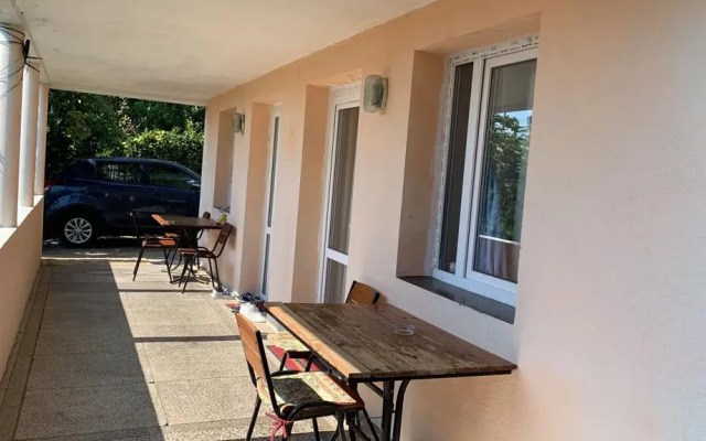 У Розы (Гагра)