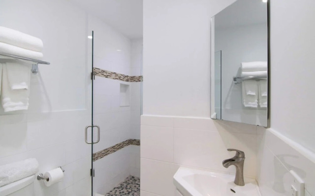 La Casa Blanca Minutes From the Beach!