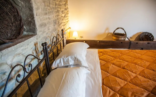 Casale Belvedere con piscina nel bosco