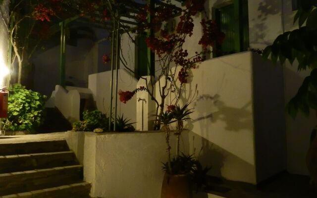 Adonis Hotel Studios & Apartments