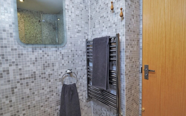 Quiet APT Sleeps 4-6 Central Windsor With Parking