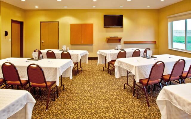 Holiday Inn Express & Suites Sheldon by IHG