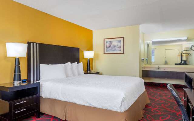 Travelodge by Wyndham Richmond IN