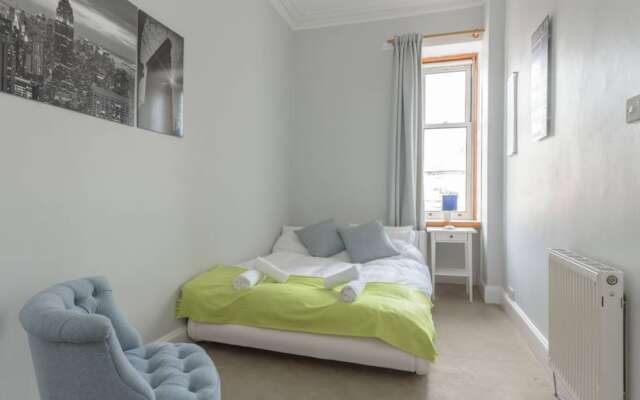 Modern 2 Bedroom Flat In Edinburgh City Centre