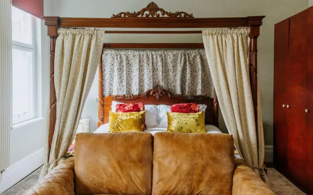 The Suite, 82 Cathedral, Private Parking
