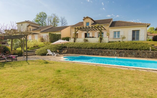 Luxurious Villa in Rouzede with Private Pool