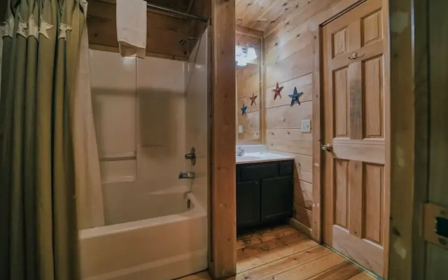 Cabin in Nature w/ Hot Tub & Games!