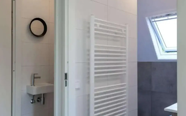 Carefully Furnished House with Bath near Mookerplas