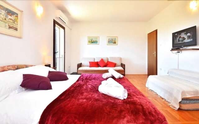 Nice and sea view apartment in Podstrana