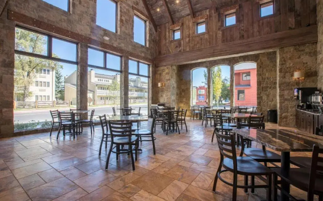 Elk Country Inn