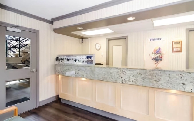 Travelodge by Wyndham Vancouver Lions Gate