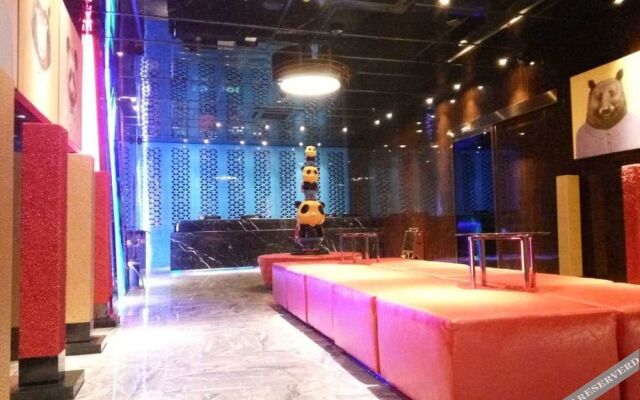 Yantai 90's Light Luxury Hotel