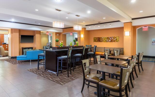 Holiday Inn Express Hotel & Suites DALLAS WEST, an IHG Hotel