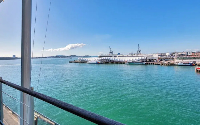 Stunning Harbour & City View Studio