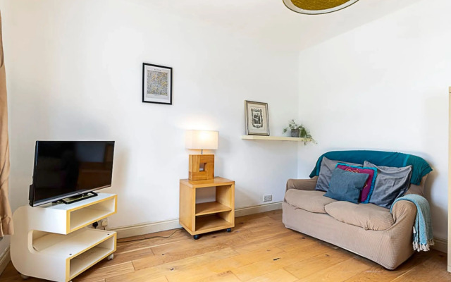 A Tranquil One-bedroom Flat Near Brockwell Park