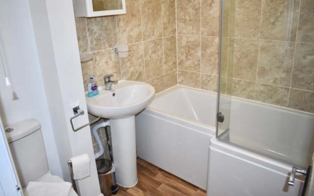 2 Bedroom Apartment With Balcony in Brighton