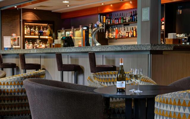 Cresta Court Hotel