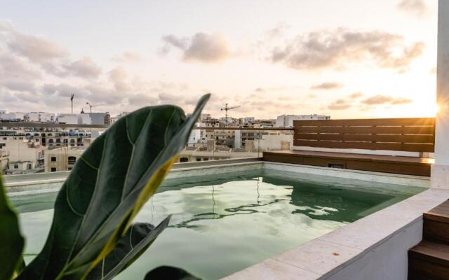 Luxurious Penthouse with Private POOL, WIFI & AC by 360 Estates