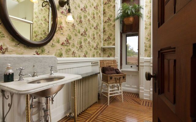 Reynolds Mansion B&B