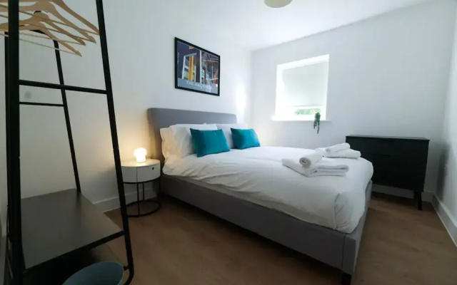 Luxury Manchester Apartment - Pink