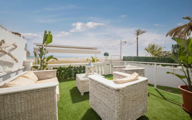 R126 Beachfront Apartment Sant Salvador
