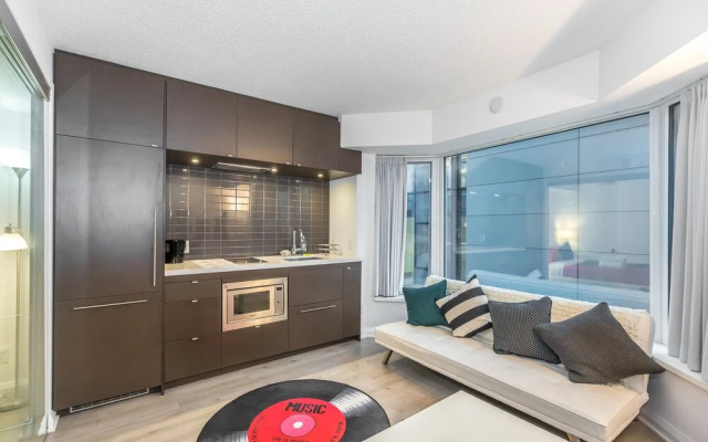 Executive Class, Downtown Luxury Condo @ Yorkville