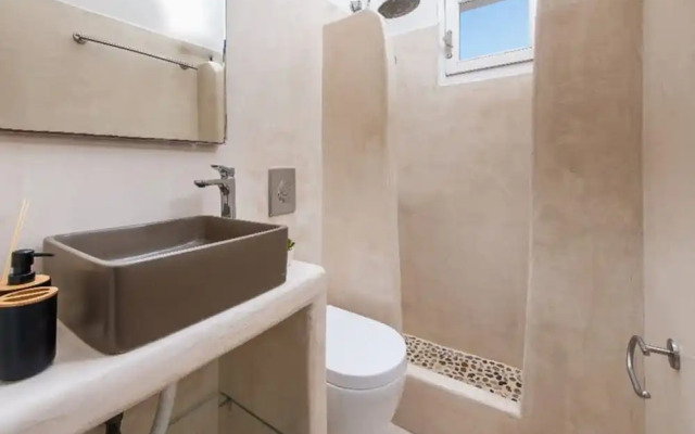 Golden Sunrise Suites - Santorini Lux Family Suite