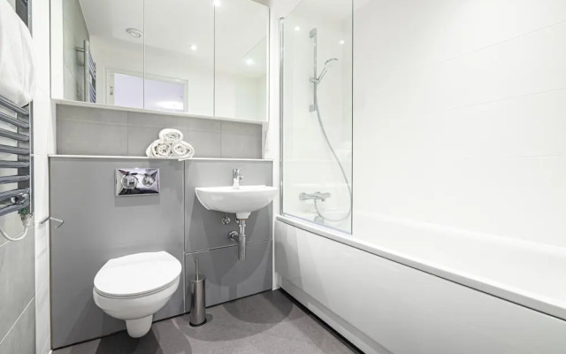Waterside Flat in Central Leeds