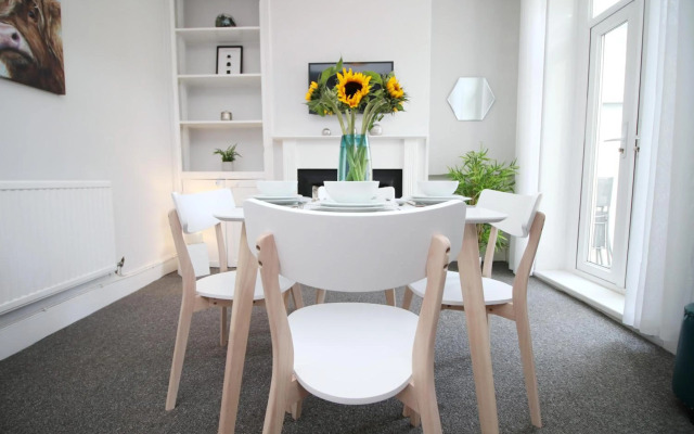 City House by Stay South Wales - sleeps 4