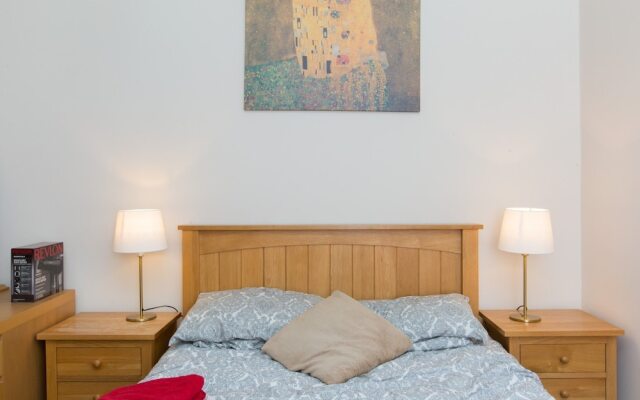 Spacious, Bright 5-br Flat for 10 in Edinburgh
