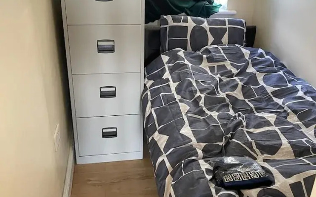 4 Beds, Sleeps 15, Near Lcy Airport & Excel London