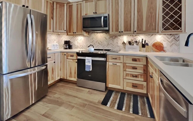 Spacious Condo with Loft, Next to Onsite Ski and Snowboard Rentals! by RedAwning