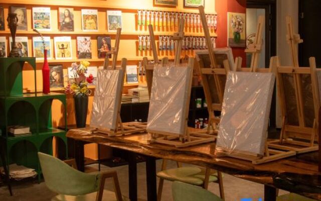 Sanya Yomovo – Bridge House Art Inn