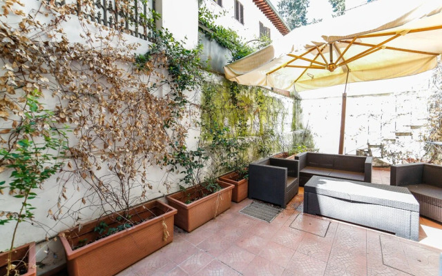 Traditional apt Close to The Duomo - private yard!