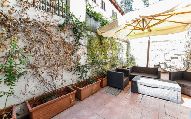 Traditional apt Close to The Duomo - private yard!