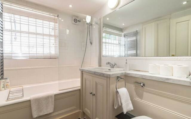 Elegant 3 Bedroom Home Located in South Kensington