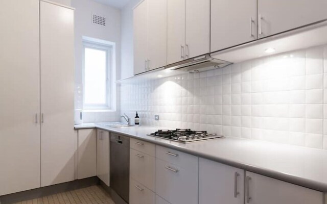 Spacious Art Deco apt. in Darlinghurst