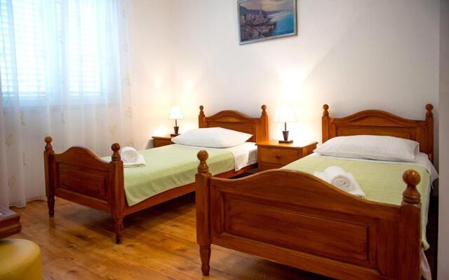 Apts&rooms Robi-50m from beach