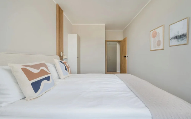 Legnicka Modern Apartment by Renters