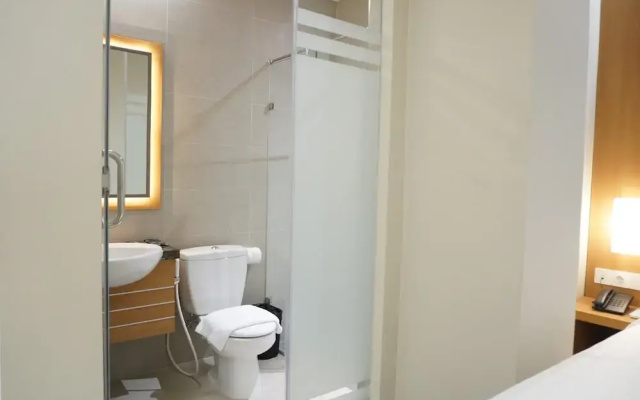 Front One Hotel Papua Lestari