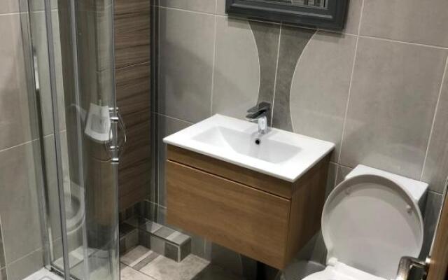 BIG ROOM rusholme WITH TV AND PRIVATE BATHROOM-parking&wifi