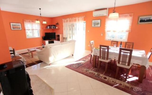 Apartman Tone