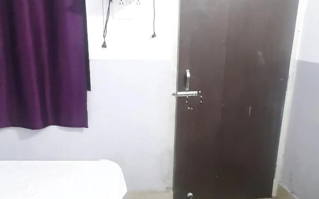 SPOT ON 87876 Gajadhar Rest House